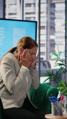 Dikey Video Kadın CEO 'su ortaklarla bir konferansta baş ağrısıyla boğuşuyor, kurumsal kültür büyümesi için yeni bir anlaşma sağlamaya çalışıyor. Hedef odaklı iş kadını lideri. Kamera B.