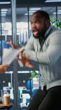 Yatırım kararları konusunda iş adamlarının yer aldığı bir kurumsal ofiste dikey video tartışması, cinsiyet eşitliği endişelerini ve karar vermedeki profesyonel zorlukları yansıtıyor. Kamera B.