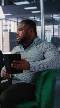 Dikey Video çok ırklı liderleri mali tahminlerde bulunmak ve yeni işbirliği için bir iş stratejisi oluşturmak için ofiste bir araya geldiler. Güçlü insanlar hedefe yönelik fırsatları sağlarlar