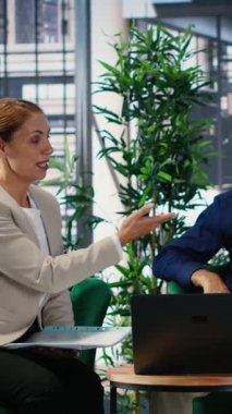 Bir toplantı sırasında çevrimiçi bir web konferansına katılan Dikey Video Dünyası çalışanları, performans ölçümleri ve görüşleri gözden geçiriyorlar. Küresel kalkınma ve başarı öyküsünü güvence altına alan uzmanlar. Kamera B.