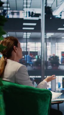 Araştırma ve içgörü için yapılan bir ofis toplantısında, stratejik düşünmeyi desteklemek için analizler yapan dikey video sektörü profesyonelleri. Küresel pazarlarda performans geliştirme. Kamera A.