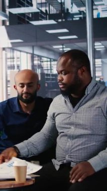 Çeşitli profesyoneller arasında, müzakere anlaşmazlığı ve bağlılık sorunları içeren bir kurumsal ofiste dikey Video Grubu tartışması. Liderlik sıkıntısı ile iş görüşmesi. Kamera A.