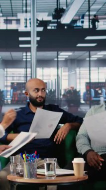 Stratejik düşünce konusunda yanlış anlaşılma olan ve brifing sırasında güçlü insanların yer aldığı dikey video şirketi tartışması. Çok kültürlü bir ortamda yaşanan hayal kırıklığından dolayı anlaşmazlık. Kamera A