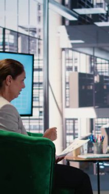 Bir ortaklık için stratejik düşüncelere dalan çok kültürlü uzmanlardan oluşan dikey video ekibi, öngörü ve araştırma odaklı kurumsal liderlik becerilerini sergiliyor. Kariyer gelişimi