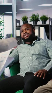 Güçlenmiş iş adamları arasındaki dikey Video Stratejik Planlama oturumu hedefe yönelik ölçüler ve ortaklık fırsatları üzerine odaklandı. Çok kültürlü bir ortamda bir başarı hikayesi üzerinde çalışıyorum.