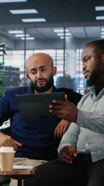 Çeşitli profesyonellerin iş geliştirme ve ortaklığı desteklemek için araştırma ve liderlik becerilerini kullanarak şirket planlama ve pazarlıkla uğraştıkları Vertical Video Office toplantısı