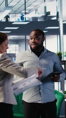 Öngörü ve müzakere üzerine odaklanarak karar verme ve kurumsal liderlik faaliyetlerinde bulunan çeşitli ortaklardan oluşan dikey video ekibi. Çok kültürlü iş geliştirme. Kamera A.