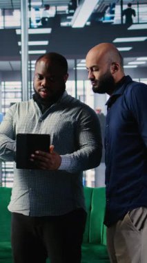 Araştırma ve performans ölçümleri kullanılarak ortaklık kararlarına rehberlik etmek için veri analizi ve stratejik düşünme uygulayan çeşitli CEO 'lardan oluşan dikey video grubu. Ofis lobisinde çok kültürlü perspektifler