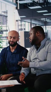 Yönetici karar verme, stratejik düşünme ve planlama içeren kurumsal ofiste dikey video iş toplantısı. Çeşitli profesyoneller örgütsel büyüme ve performans ölçümlerini sağlarlar