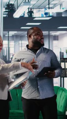 Küresel kalkınma ve başarı öyküsünü desteklemek için içgörü ve performans ölçümlerini birleştiren yeni bir ortaklık brifingine katılan Dikey Video Güvenilir iş uzmanları. Kamera.