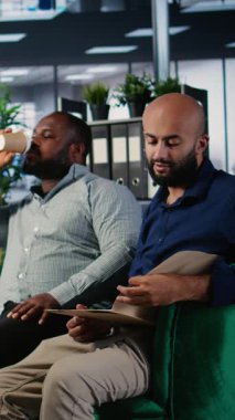 Profesyonel takım çalışması ve planlama sergileyen dikey video çok kültürlü liderler, liderlik becerilerine önem veren ofis hayatı. İş adamlarının odaklandığı konu sonuç odaklı gelişim. Kamera A.