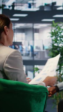 Vertical Video Office, performans ve kalkınmayı yönlendirmek için metrik ve strateji kullanan güçlü insanlar arasında yeni bir ortaklık kurulması için liderlik ve iş planlamasını ön plana çıkardı. Kamera A.