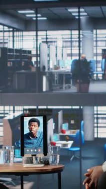Vertical Video Business partnerleri, CEO ile bir video konferansına katılıyor. Müzakere ve profesyonel liderlik becerileri sergiliyorlar. Uluslararası şirket liderleri uzaktan aranıyorlar. Kamera.
