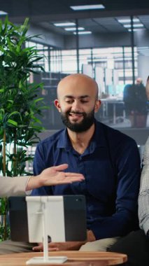 İş görüşmeleri için uzaktan haberleşme araçları kullanan profesyonellerin Dikey Video Grubu, strateji planlaması ve yatırım tartışmalarına odaklanıyor. Çeşitli organizasyon ortamları. Kamera B.