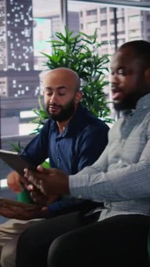 Profesyonel bir brifingde, performans ölçümleri ve fırsatlara odaklanarak müzakere, yatırım planlaması yapan dikey video güçlü insanlar. Şirket geliştirme. Kamera A.