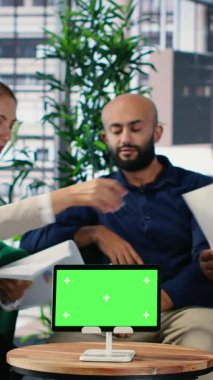 Bir ofiste yeşil ekranın yanında, kariyer başarı öyküsü ve şirket büyümesini geliştirmek için liderlik, fırsat ve vizyonu birleştiren dikey video çok kültürlü profesyoneller. Kamera B.