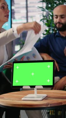 Hedef odaklı takım çalışması, kurumsal öngörü ve verimli bir iş ortaklığı için stratejik pazarlıklar için kroma anahtarıyla dikey Video Şirketi liderlik oturumu. Çeşitli liderler buluşuyor. Kamera.