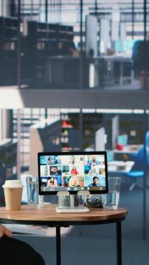 Çeşitli iş ortakları arasında takım çalışması içeren Vertical Video Corporate video çağrısı, karar verme ve işbirliği için çevrimiçi internet iletişimi kullanılıyor. Büyümek için stratejik planlama. Kamera B.