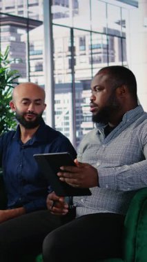 Bir iş toplantısında Vertical Video Corporate liderlik ekibi küresel bir şirkette idari kararları belirlemek ve yönlendirmek için veri odaklı analiz ve stratejik düşünme kullanır. Kamera A.