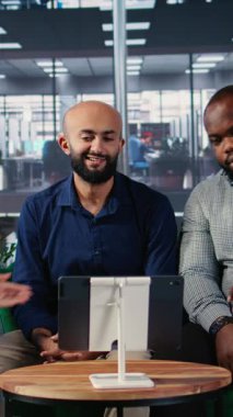 Çeşitli katılımcılarla birlikte, çevrimiçi iletişim araçları aracılığıyla hedef odaklı iş büyümesi, uzaktan danışma ve işlevsel takım etkileşimi üzerinde odaklanan dikey Video Kurumsal video video konferansı