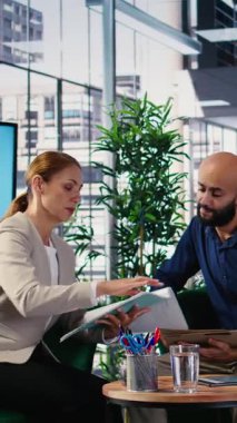 Dikey Video Afrikalı Amerikalı iş girişimcisi, bir yönetici toplantısı sırasında endişeli ve aşırı çalışılmış hissediyor, hedef odaklı güçlü insanlar. Erkek CEO konferans odasında esniyor. Kamera A.