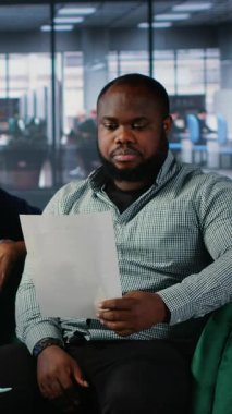 Dikey Afrikalı Amerikalı lider önemli bir toplantının ardından imzasını ve rızasını vererek verimli bir ortaklığın başlangıcını simgeliyor. Yetkili iş adamları bir anlaşmaya vardı. Kamera.