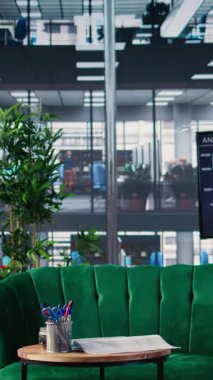 Toplantı odasında hazırlıklar için sandalye, masa ve ofis malzemeleriyle düzenlenmiş dikey video çalışma ortamı. Boş minimalist şirket içi şirket kullanımına hazır.