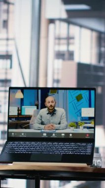 Stratejik ortaklıktaki çeşitli iş adamları arasında yapılan Vertical Video Uzaktan Bilgilendirme Toplantısı, liderlik becerileri ve gündem geliştirme konularını vurguladı. Web 'de yatırımcılara danışmanlık yapıyorum. Kamera B.