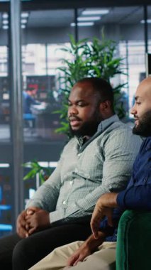 Vertical Video CEO 'su ve yürütme ekibi ayrıntıları ve öngörü fırsatlarını analiz ederek şirketler arasındaki profesyonel ağ ve küresel pazarın desteklediği stratejik bir vizyon geliştirdiler. Kamera B.