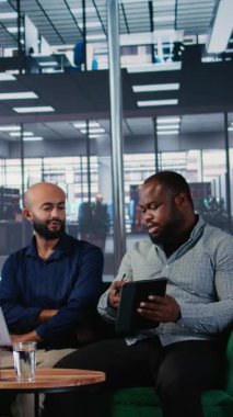 Dikey video çok kültürlü iş adamları uzmanlıklarını paylaşıyor ve kurumsal bir ortamda işbirliği ve ortaklık yoluyla bir strateji geliştiriyorlar. CEO 'lar ofis ortamında ağ kuruyor. Kamera A.