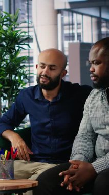Toplantı sırasında ortaklık sözleşmesini imzalayan, şartları ve şartları kabul eden ve yetkisini veren Dikey Video İş ortakları. Afrikalı Amerikalı CEO imzasıyla onay verdi.