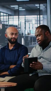 Dikey video çok kültürlü iş adamları uzmanlıklarını paylaşıyor ve kurumsal bir ortamda işbirliği ve ortaklık yoluyla bir strateji geliştiriyorlar. CEO 'lar ofis ortamında ağ kuruyor. Kamera B.