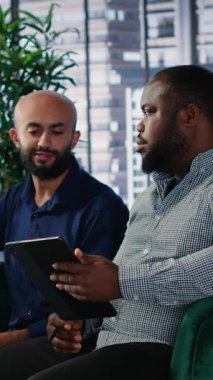 Bir iş toplantısında Vertical Video Corporate liderlik ekibi küresel bir şirkette idari kararları belirlemek ve yönlendirmek için veri odaklı analiz ve stratejik düşünme kullanır. Kamera B.