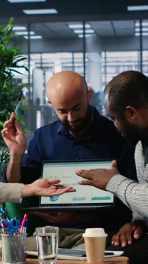 Yeni bir ortaklık stratejisi, şirket liderliği ve yatırım girişimlerini güçlendirmek için görüş ve analizler yoluyla çalışan kararlı liderlerle dikey video iş toplantısı