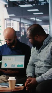 Resmi ofisteki Dikey Video Yöneticisi iş grubu büyümek için stratejik planlama, karar verme ve performans analizine odaklandı. Çok kültürlü işgücü karşısında liderlik hedeflerini desteklemek