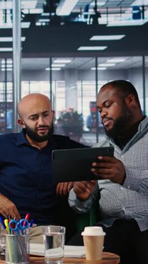 Çeşitli profesyonellerin iş geliştirme ve ortaklığı desteklemek için araştırma ve liderlik becerilerini kullanarak şirket planlama ve pazarlıkla uğraştıkları Vertical Video Office toplantısı