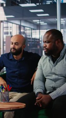 Toplantı sırasında ortaklık sözleşmesini imzalayan, şartları ve şartları kabul eden ve yetkisini veren Dikey Video İş ortakları. Afrikalı Amerikalı CEO imzasıyla onay verdi.