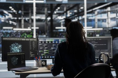 Veri merkezi çalışanı yapay zeka derin öğrenme algoritmalarını kullanarak büyük veri tabanlarını analiz ediyor. Sunucu tarım teknisyeni yapay zeka ve görsel programlama kullanarak tesis verilerindeki örüntüleri tanıyor