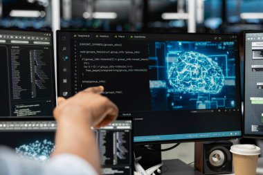 Sunucu merkezi uzmanının kapatma zamanını azaltmak için yapay zeka kullanması. Bilgisayar bilimcisi veri merkezi ekipmanları için yapay zeka güdümlü çözümler tasarlar ve uygular