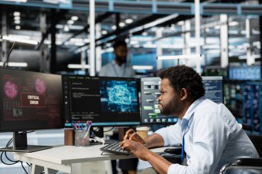 Yapay zeka işlemleri için veri merkezi ekipmanı kurarken kritik hata mesajından rahatsız olan mühendis. PC 'deki yapay zeka yazılımının düzgün çalışmamasından rahatsız olan kızgın sunucu çalışanı