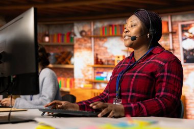 PC klavyesinde yazarak müşterilere dijital iletişim kanalları aracılığıyla yardımcı olan neşeli çağrı merkezi profesyoneli. Müşteriyle canlı sohbette arkadaş canlısı müşteri destek temsilcisi