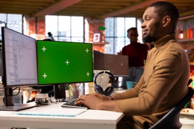 Başlangıç ofisinde izole ekran PC kullanarak gülen bilişim mühendisi ve uygulama oluşturmak için programlama dilleri. Mutlu yazılım geliştirme ajansı çalışanı kroma anahtar bilgisayarda kodu optimize ediyor