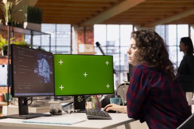 Teknik açılışta makine öğrenme teknolojisiyle çalışan izole ekran bilgisayarı kullanan yönetici. Yapay zeka sistemleri geliştiren Silikon Vadisi bilişim uzmanı tarafından kullanılan bilgisayar görüntüsü