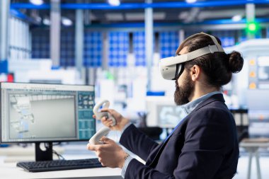 Photovoltaics fabrika mühendisi VR kulaklık kullanarak PC CAD yazılımında tesis katında çalışmayı planlıyor. Sanal gerçeklikte montaj hatları tasarlayan fabrika uzmanları üreten güneş panelleri