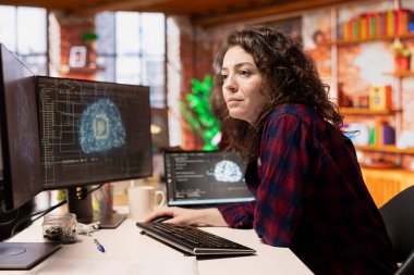 Yapay Zeka Teknoloji Ajansı 'nda çalışan bir sistem yöneticisi. Özel yazılım geliştirme hizmetleri sağlıyor. IT çalışanı, başlangıç ofisinde kodlama sürecini düzene sokmak için yapay zeka teknolojisi kullanıyor