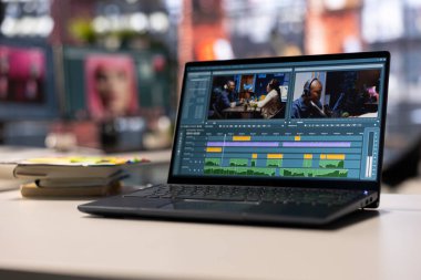 Videograflar ve editörler için boş yaratıcı ofis. Dijital kurgu araçlarıyla modern çalışma düzeneği. Video düzenleyici yazılım içerik oluşturma için film montajı sağlar.