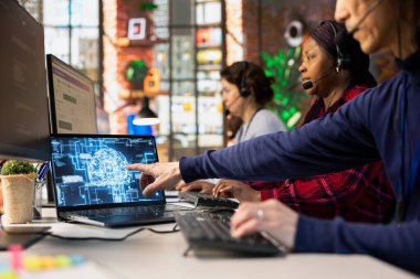 Ofisteki Al Chatbot 'u kullanarak genel müşteri sorularına cevap veren çağrı merkezi çalışanı, kapat. İş yerindeki müşteri hizmetleri temsilcisi yapay zeka kullanan müşterilere otomatik tepkiler üretir