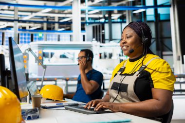 Güneş enerjisi kadın çalışanı. Güneş paneli santralinde uzaktan destek sağlıyor. Müşteri destek merkezinde çalışıyor. Mühendis satış temsilcisi uzak sorun çözme sisteminde yardım teklif ediyor.