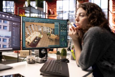 Genç kadın editör, 3D modelleme projesi üzerinde çalışan bir apartman planı tasarlamak için dijital arayüz kullanıyor. Mimari yazılım profesyonel düzenleme ve sanal ev yapılandırmasını sağlar.