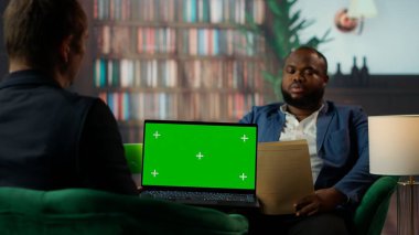 Farklı gizli ajanlar ekranda izole edilmiş kroma anahtarının yanında önemli görev detaylarını tartışmak için CIA merkez kütüphanesinde buluşuyorlar. Ulusal güvenlik için gizli bilgi. Kamera B.